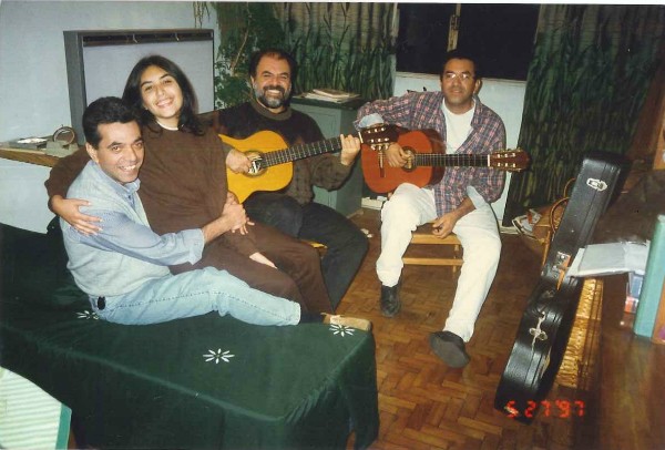 O avô de Bruna com seus dois irmãos e a mãe da jovem em um sarau familiar (Foto: Arquivo pessoal/Bruna Góes)