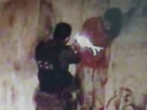 Nas imagens, policial aparece atirando a queima roupa em adolescente (Foto: Reproduo/TV Amazonas)