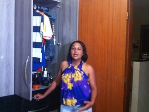 Mércia tem orgulho de poder trabalhar e comprar as roupas que seu filho gosta de usar. (Foto: Patrícia Belo / G1 )