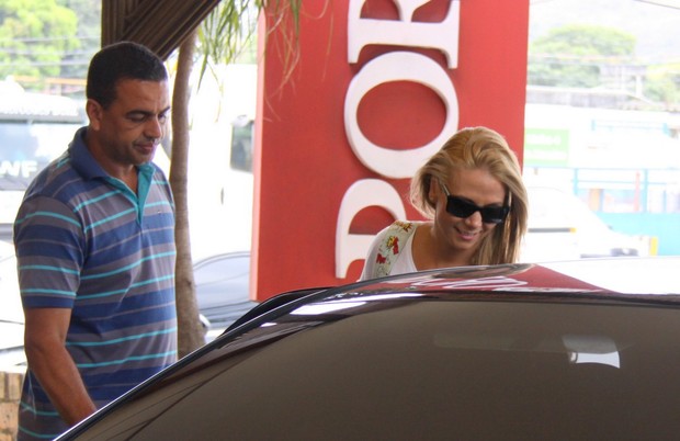 Carla Perez e Xanddy almoçam com os filhos (Foto: Gabriel Rangel / AgNews)