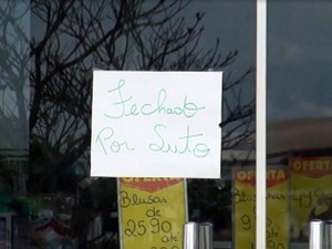 Lojas de empresário foram fechadas e na porta palca de luto (Foto: Edijan Del Santo/EPTV)