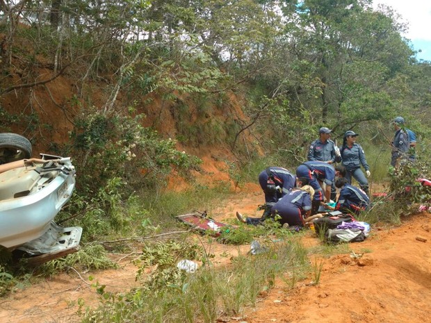 Acidente barranco (Foto: Divulgação/Corpo de Bombeiros)