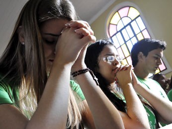 Momento de oração durante celebração de envio de jovens da Paróquia Nossa Senhora de Guadalupe, em Cuiabá, para a JMJ. (Foto: Leandro J. Nascimento/G1)