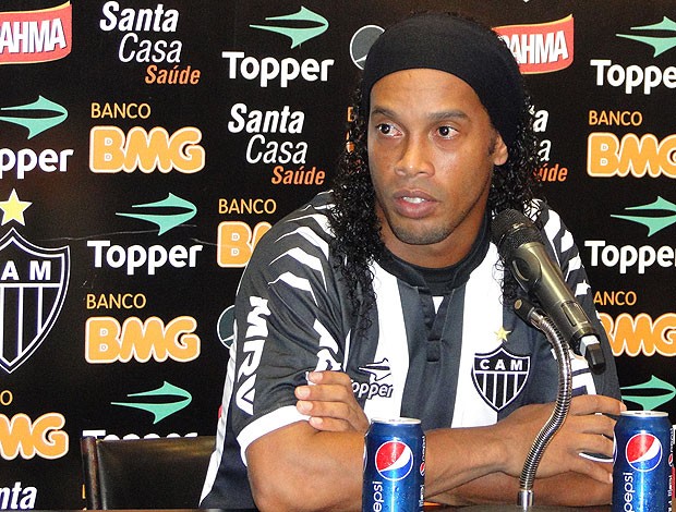 Ronaldinho na coletiva do Atlético-MG (Foto: Fernando Martins / Globoesporte.com)