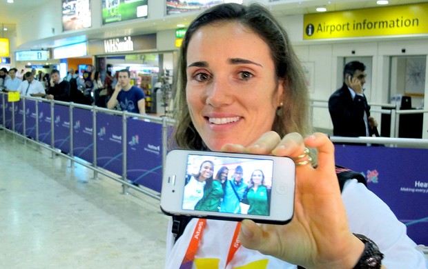 Fabiana Beltrame exibe foto do Neymar no desembarque em Londres (Foto: Cahê Mota / Globoesporte.com)