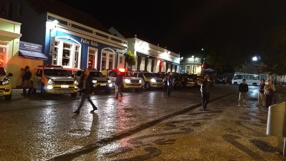 Polícia Militar (PM) acompanha protesto (Foto: Carolina Wolf/RPC)