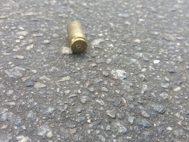Uma das balas foi encontrada na rua (Foto: Divulgação/PM)