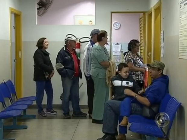 Moradores esperam para receber vacina contra gripe em Itapetininga (Foto: Reprodução/TV TEM)