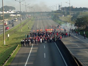 São Paulo: Manifestantes bloqueiam um trecho da Rodovia Anchieta, em São Bernardo do Campo, no ABC, na manhã desta quarta (19), ao atear fogo em pneus. A razão do protesto seria o aumento de tarifas do transporte público no município. (Foto: Glauco Araújo/G1)