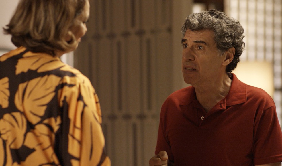 Gilda mostra receita de Roberto para Haroldo (Foto: TV Globo)