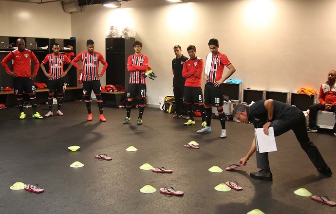 Osorio usa chinelos e pequenos cones para explicar posicionamento a jogadores (Foto: Rubens Chiri / saopaulofc.net)