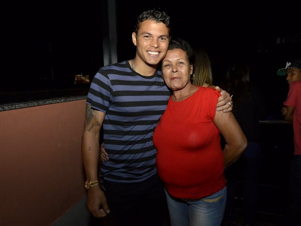 Thiago Silva e a mãe (Foto: Léo Marinho / AgNews)