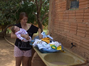 Sheila teme a falta de água por causa do filho de dois meses.  (Foto: Alexandre Fonseca/ G1)