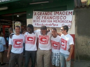 Equipe da ONG criadora do bandeirão do Papa (Foto: Kamille Viola/ Divulgação)
