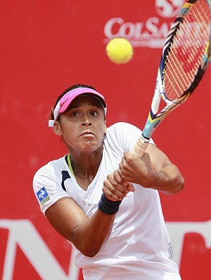Teliana Pereira tênis Bogotá semi (Foto: Reuters)