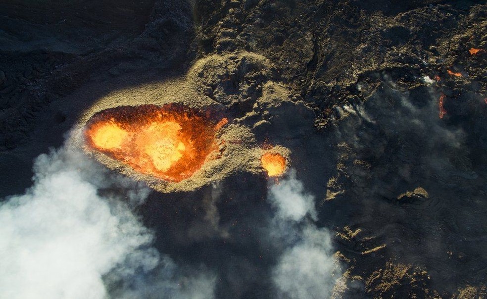 A lava de um vulcão em erupção junto com o vapor e o gás saindo dele formam uma paisagem impressionante na Ilha Reunião. (Foto: Jonathan Payet)