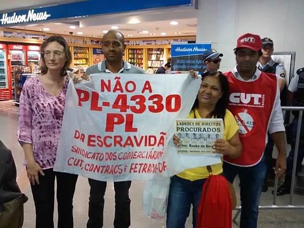 Deputada Maria do Rosário posa com manifestantes contra o projeto de lei da terceirização em aeroporto de Brasília (Foto: Isabella Calzolari/G1) Deputada Maria do Rosário posa com manifestantes contra o projeto de lei da terceirização em aeroporto de Brasília (Foto: Isabella Calzolari/G1)