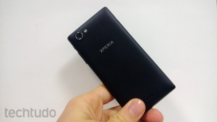 Xperia J tem flash e alto falante mal localizados na parte traseira (Foto: Elson de Souza/TechTudo) Xperia J tem flash e alto falante mal localizados na parte traseira (Foto: Elson de Souza/TechTudo)