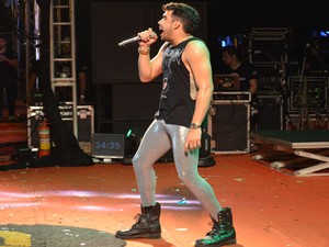 Gabriel Diniz apostou no look legging prata e camisa estilo rock (Foto: Marina Fontenele/G1)