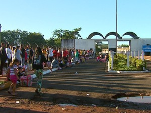 Parentes formam fila para visitar presos na Penitenciária de Itirapina (Foto: Reprodução/EPTV)