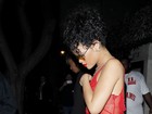 Camisola? Rihanna usa vestido transparente para dançar em LA