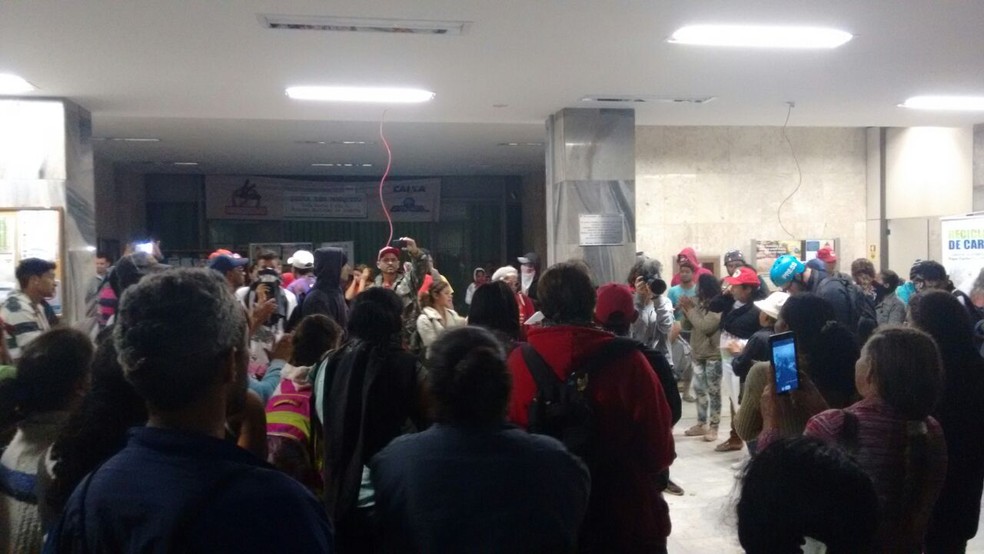 Manifestantes dentro do Ministério da Fazenda, em Brasília, em ato contra a reforma da Previdência (Foto: Frente Brasil Popular/Divulgação)