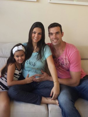 Murilo com a filha Duda e a esposa Patrícia, que está grávida de quadrigêmeos (Foto: Arquivo Pessoal)