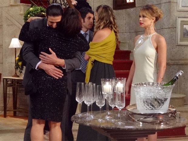 Abraço longo demais que Nando dá em Roberta deixa Juliana irritada (Foto: Guerra dos Sexos / TV Globo)