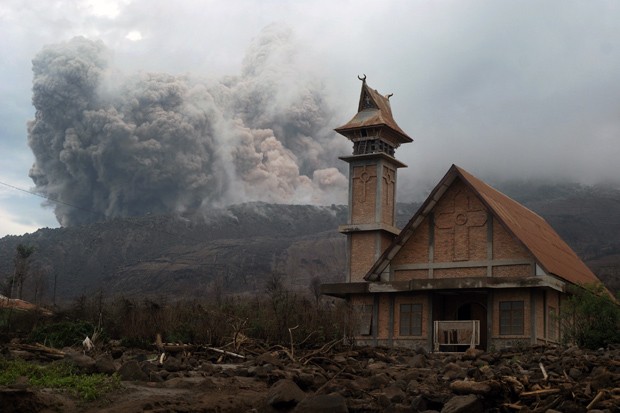 VOLCÁN SINABUNG INDONESIA Vulcao