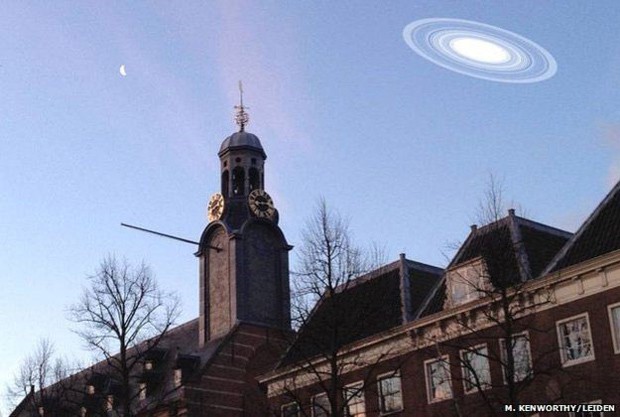 Esta imagem mostra como o sistema seria visível na Terra caso estivesse no lugar de Saturno (Foto: N. Kenworthy/Leiden/BBC)