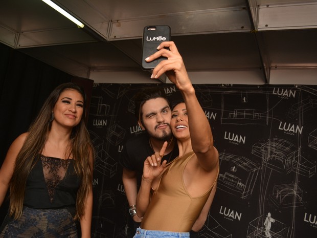 Simone e Simaria com Luan Santana em show em Limoeiro, interior de Pernambuco (Foto: Felipe Souto Maior/ Ag. News)