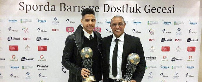 Cicinho e Roberto Carlos, na premiação do Campeonato Turco (Foto: Divulgação)