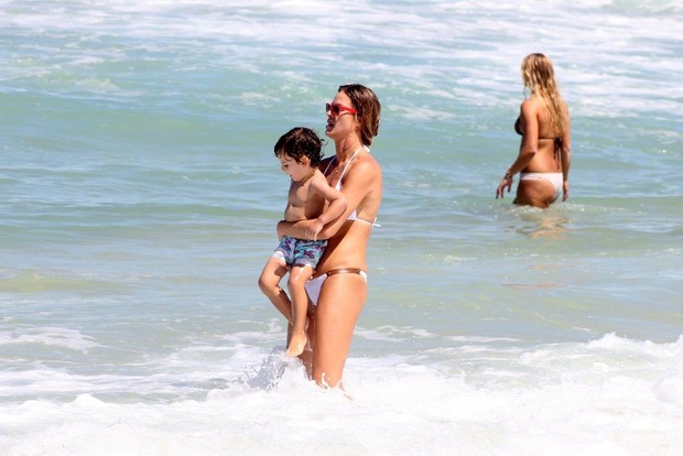 Letícia Birkheuer na praia com os filhos (Foto: JC Pereira / AgNews)