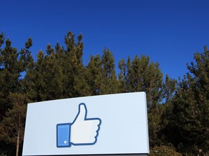 Versão gigante do ícone Curtir, popularizado pelo Facebook, é exibido na entrada da nova sede da rede social em Menlo Park, na Califórnia (Foto: Robert Galbraith/Reuters)