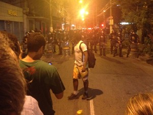 Manifestantes provocam Batalhão de Choque: &#39;vocês são explorados&#39;, disse um deles (Foto: Luís Bulcão/G1)