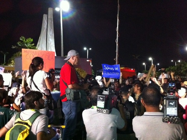 Manifestantes chegaram à noite ao hotel onde está a seleção brasileira (Foto: Gabriela Alves/G1)