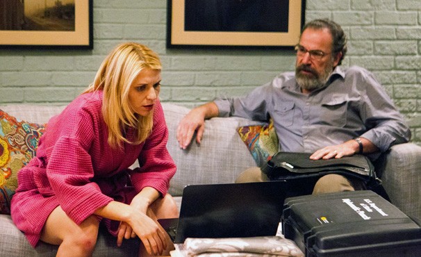 O que será que Saul trouxe para Carrie assistir? (Foto: Divulgação / Twentieth Century Fox)
