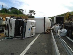 Carga teve que ser transferida para outro veículo (Foto: Valber Matias/TV Rio Sul)