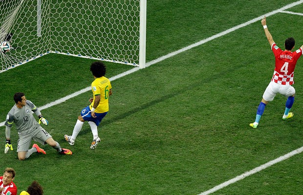 Marcelo faz gol contra, 1 X 0 Croácia  (Foto: AP Photo/Thanassis Stavrakis)