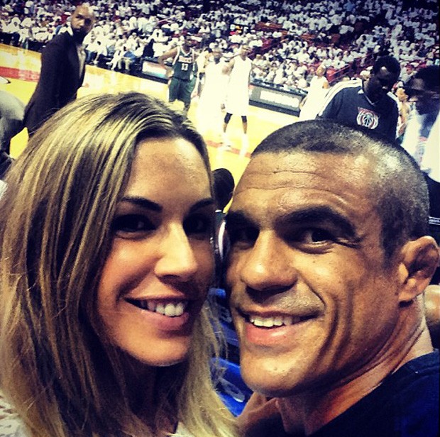 Vitor Belfort e Joana Prado no jogo do Miami Heat (Foto: Reprodução/Twitter)
