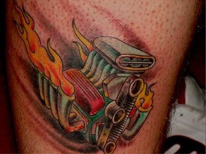 Motor tatuado na perna de Filipe Aoki, que diz ser apaixonado por carros (Foto: Filipe Aoki/Divulgação)