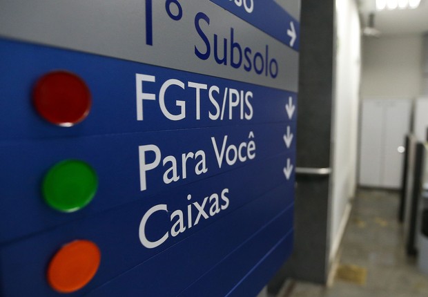 Agências da Caixa ampliam expediente para atender trabalhadores que querem sacar FGTS de contas inativas (Foto: Marcelo Camargo/Agência Brasil)