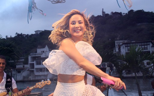 Claudia Leitte Exibe Pernas Torneadas Em Show Em Praia Carioca Quem QUEM News