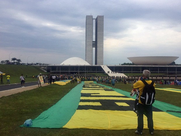 Manifestantes pedem o impeachment da presidente Dilma em frente ao Congresso Nacional (Foto: Jéssica Nascimento/G1)