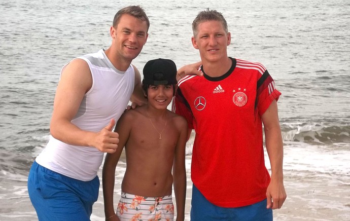 Ricardo torcedor, Manuel Neuer e  Schweinsteiger Alemanha  (Foto: Divulgação )