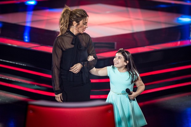 Ivete Sangalo com uma participante do The Voice Kids (Foto: Isabella Pinheiro / Globo)