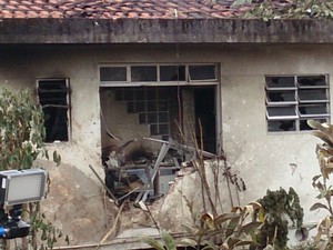 Casa foi atingida pelos destroços do avião que levava Eduardo Campos (Foto: Orion Pires / G1)