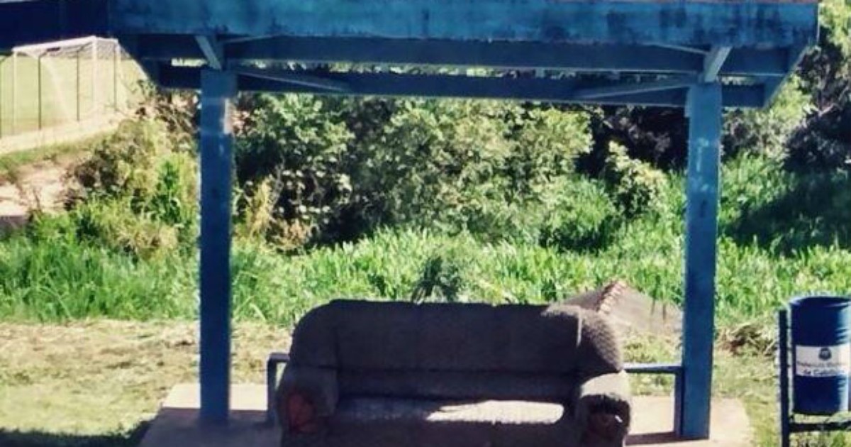 Moradores de Cabreúva colocam sofá em ponto de ônibus de rodovia - Globo.com