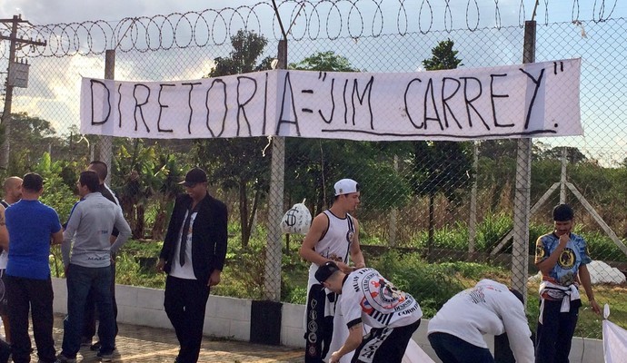 Manifestação no CT compara diretoria do Corinthians a ator Jim Carrey |  Corinthians | GloboEsporte.com