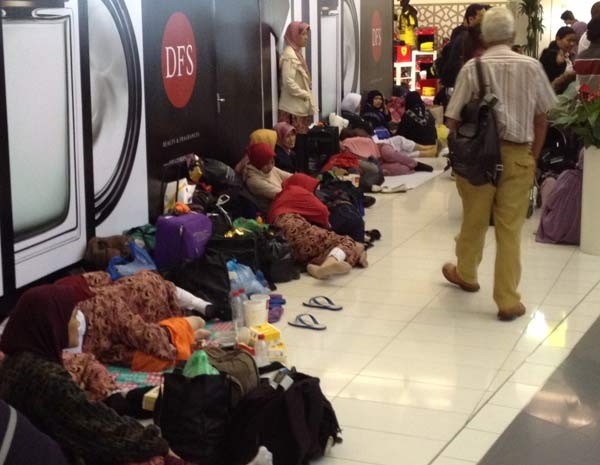 Passageiros dormem no aeroporto de Abu Dhabi a espera de informações sobre próximos voos (Foto: Josmar Verillo)